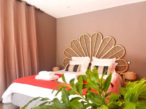 una camera con un letto con una grande testiera in legno di Résidence Daniza a Saint-Pierre