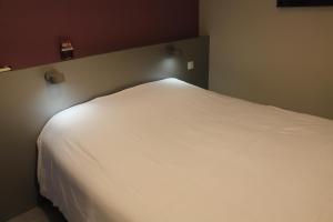 Postel nebo postele na pokoji v ubytování Logis Hotels- Auberge de la Tour - Hôtel et restaurant
