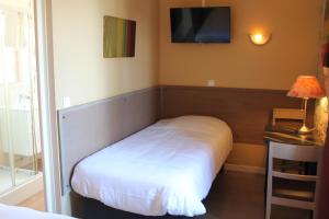 Postel nebo postele na pokoji v ubytování Logis Hotels- Auberge de la Tour - Hôtel et restaurant