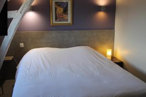 Postel nebo postele na pokoji v ubytování Logis Hotels- Auberge de la Tour - Hôtel et restaurant