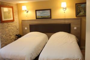 Postel nebo postele na pokoji v ubytování Logis Hotels- Auberge de la Tour - Hôtel et restaurant