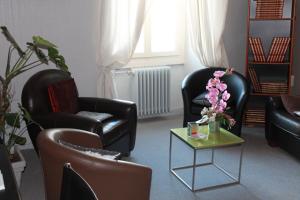 Posezení v ubytování Logis Hotels- Auberge de la Tour - Hôtel et restaurant