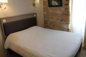 Postel nebo postele na pokoji v ubytování Logis Hotels- Auberge de la Tour - Hôtel et restaurant