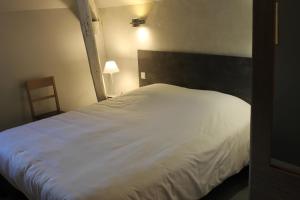 Postel nebo postele na pokoji v ubytování Logis Hotels- Auberge de la Tour - Hôtel et restaurant