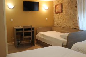 Postel nebo postele na pokoji v ubytování Logis Hotels- Auberge de la Tour - Hôtel et restaurant