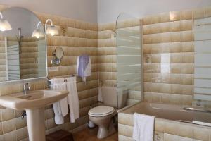 Koupelna v ubytování Logis Hotels- Auberge de la Tour - Hôtel et restaurant