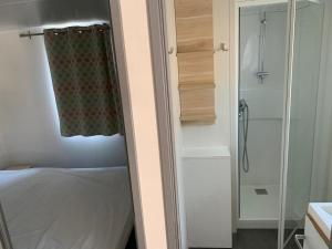 1 dormitorio con ducha y 1 cama con cortina de ducha en Camping Costa Blanca en El Campello