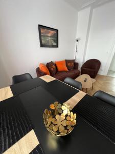 jadalnia ze stołem i kanapą w obiekcie Esprit Forêt N0ire - appartement de luxe 3 chambres w Miluzie