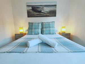 una camera con un letto con due cuscini di Freame House Loft Cosy Easter Getaway Christchurch a Christchurch