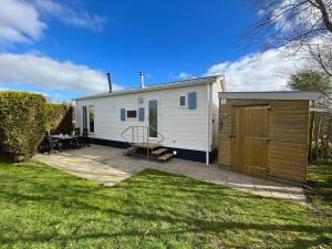 米茨兰Chalet De Miranda的白色的小房子,设有庭院和围栏