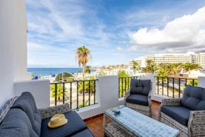 Elle comprend un balcon meublé offrant une vue sur l'océan. dans l'établissement Sea front Costa Adeje Spacious 2 bedroom apartment, à Adeje
