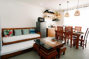 ein Wohnzimmer mit Sofa und Tisch in der Unterkunft R'Holistay Commune Village near WEDDING CHURCHES in Nasugbu