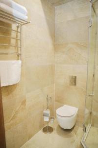 ビシュケクにあるRivieraのバスルーム(トイレ、ガラス張りのシャワー付)