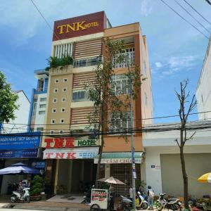 Ein großes Gebäude mit einem Tioto-Schild darauf. in der Unterkunft Khách sạn TNK in Cần Thơ