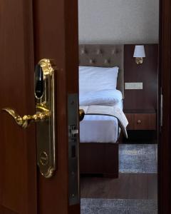ビシュケクにあるRivieraのベッドルーム(ベッド付)への開放ドア