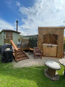 A garden outside Oakley View Shepherds Hut with hot tub