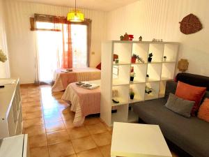 salon z kanapą i półką w obiekcie Castle 411 w mieście Los Cristianos