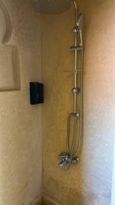 eine Dusche in der Ecke eines Badezimmers in der Unterkunft Riad khoya magnifique in Marrakesch + 48 Fotos