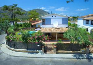 une maison avec une clôture devant une cour dans l'établissement Villa Sofia Lago, à Alcúdia