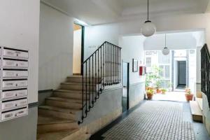 um corredor com uma escada numa casa em Casa Álvarez em Madri