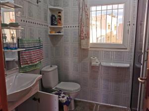 Un baño con inodoro, lavabo y ventana. en Maison bord de mer, en Zaouia Sidi Ouaggag 20 fotos más