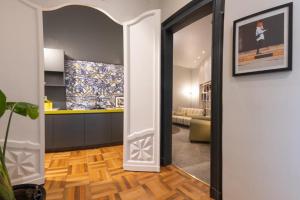 a hallway with a door leading to a living room at LAVI' SUITE elegante centrale luminoso in Turin