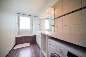 Et badeværelse på Appartement lumineux, 80m², proche des Vosges