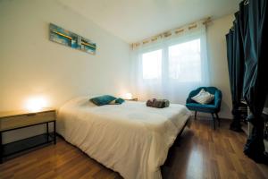 เตียงในห้องที่ Appartement lumineux, 80m², proche des Vosges