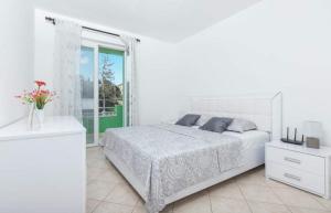 Habitación blanca con cama y ventana en Apartments Ljubica Tivat en Tivat