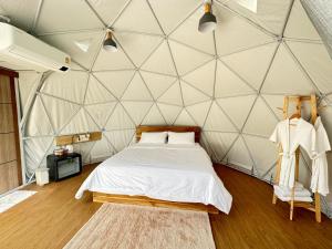 um quarto com uma cama numa tenda em Arabica lodge em Ban Huai Khai