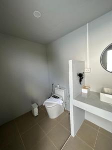 uma casa de banho branca com um WC e um lavatório em Arabica lodge em Ban Huai Khai