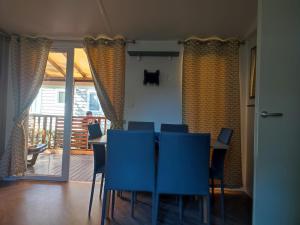 superbe mobil home 6/8 pers,clim, sans vis a vis dans camping 4* espace aquatique的休息区