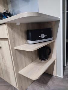 superbe mobil home 6/8 pers,clim, sans vis a vis dans camping 4* espace aquatique的厨房或小厨房