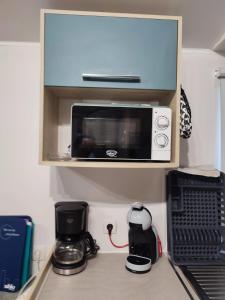 superbe mobil home 6/8 pers,clim, sans vis a vis dans camping 4* espace aquatique的厨房或小厨房