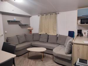 superbe mobil home 6/8 pers,clim, sans vis a vis dans camping 4* espace aquatique的休息区