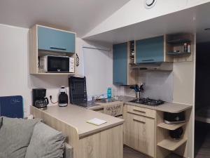 superbe mobil home 6/8 pers,clim, sans vis a vis dans camping 4* espace aquatique的厨房或小厨房
