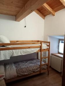 a bedroom with two bunk beds in a room at Terratetto 90 mtq 10 posti letto in SantʼAnna Pelago