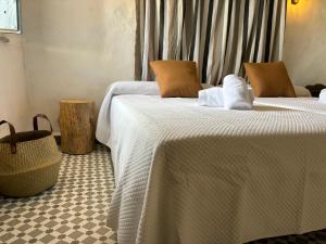 two beds sitting next to each other in a room at Alojamiento Alberquina in Iznatoraf