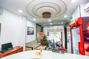 - un salon avec une machine à soda coca cola dans une chambre dans l'établissement A25 Hotel - 22 Nguyễn Cư Trinh, à Hô-Chi-Minh-Ville