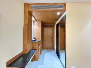 un couloir d'une maison avec des murs en bois et une fenêtre dans l'établissement Hotel Rockbay-near sea beach & temple, à Purî