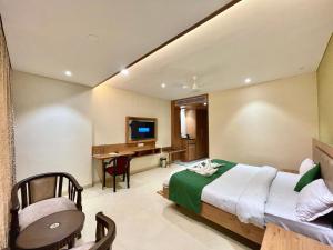 Pokój hotelowy z łóżkiem i biurkiem w obiekcie Hotel Rockbay-near sea beach & temple w mieście Puri