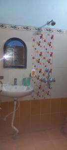 Bilik mandi di HOTEL SHYAMALI AND EVENTS
