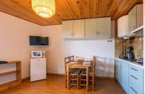 Nhà bếp/bếp nhỏ tại Studio cabine 4 personnes Résidence Le Péric A Terrasse avec vue +17 ảnh