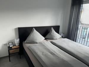 Кровать или кровати в номере Rathausplatz Residenz