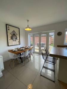 a dining room with a table and chairs at Crib Coed in Old Colwyn