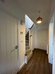 un couloir avec un escalier et un escalier dans l'établissement Crib Coed, à Old Colwyn