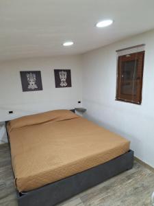 A bed or beds in a room at TAPIA'S ROOMS one