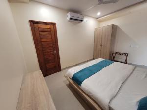 Postel nebo postele na pokoji v ubytování Hotel Ananda Kashi