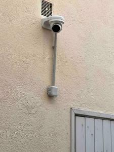 uma câmara de segurança do lado de um edifício em Studio de l'EST n°1 em Montluçon