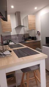 uma cozinha com uma bancada e uma ilha de cozinha em Studio de l'EST n°1 em Montluçon